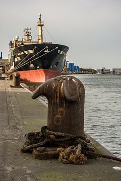 Visserschip Helen Mary afgemeerd aan de kade in de haven van scheepskijkerhavenfotografie