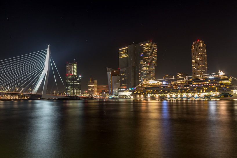Skyline Rotterdam by night met uitzicht op Erasmusbrug, de Rotterdam en de AIDA par Eddie Visser