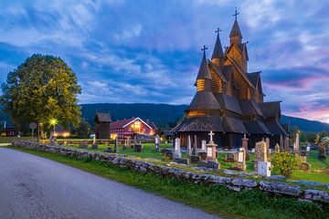 De Staafkerk van Heddal in Noorwegen, vlak na zonsondergang van Evert Jan Luchies