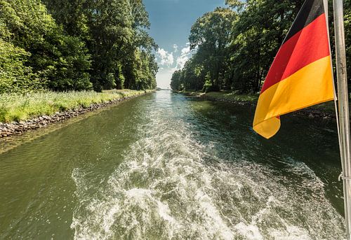 Arbre de transmission d'un bateau sur un passage de canal avec un drapeau allemand agité