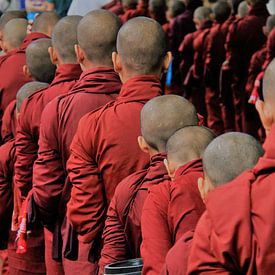 Monniken wachtend in de rij bij een klooster in Myanmar van Gert-Jan Siesling
