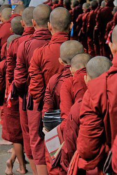 Monniken wachtend in de rij bij een klooster in Myanmar van Gert-Jan Siesling
