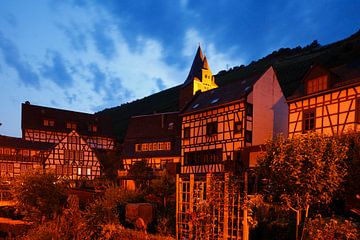 Malerwinkel in de oude stad met vakwerkhuizen en Steeger Tor in de schemering, Bacharach am Rhein, R