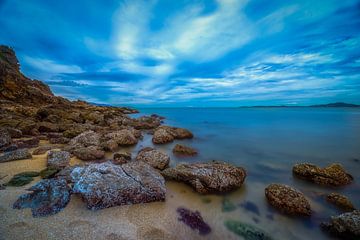 Rotsen strand Thailand van Mario Calma