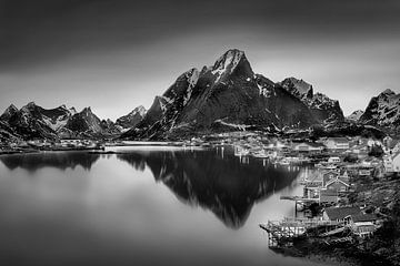 Fischerort am Fjord in Norwegen in schwarzweiß von Manfred Voss, Schwarz-weiss Fotografie