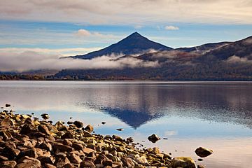 De berg Schiehallion weerspiegeld in Loch Rannoch Perthshire van Arch White