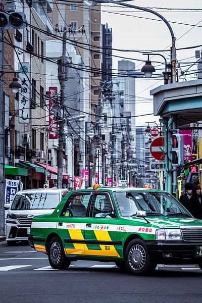 Groene taxi in Tokio Japan van Angelique van Esch