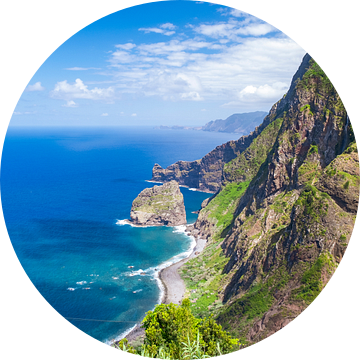 Uitzicht over de kustlijn van Madeira tijdens een mooie zomerdag van Sjoerd van der Wal Fotografie