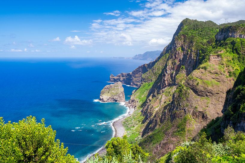 Blick über die Küstenlinie Madeiras an einem schönen Sommertag von Sjoerd van der Wal Fotografie