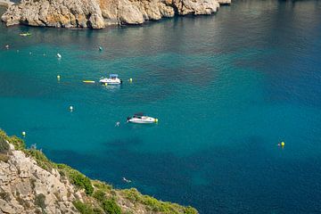 Boote, Klippen und das türkisblaue Mittelmeer