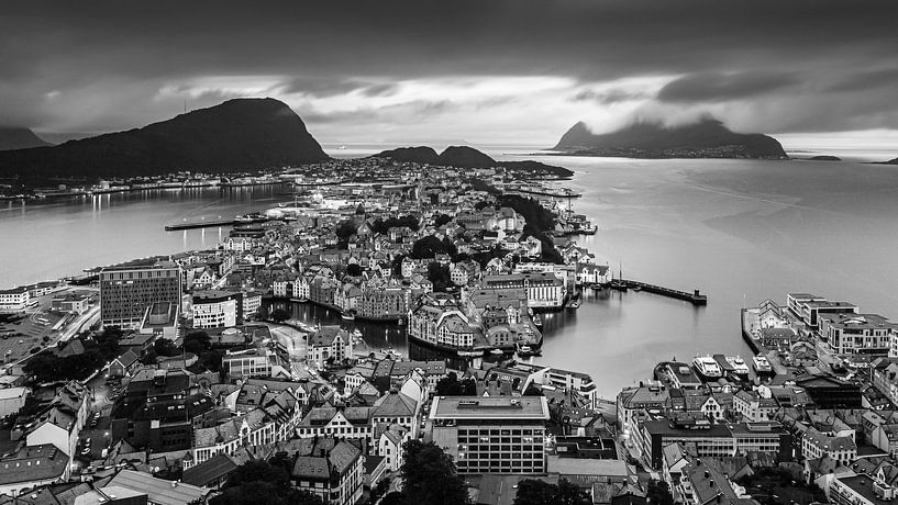 Alesund in zwart-wit, Noorwegen van Henk Meijer Photography