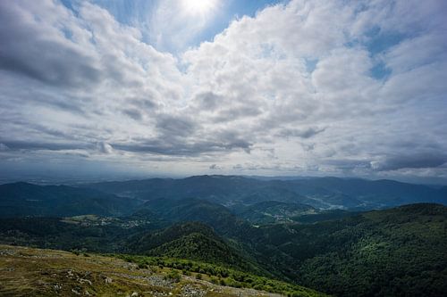 France - Forêt à perte de vue sur des montagnes vues d'en haut avec du soleil