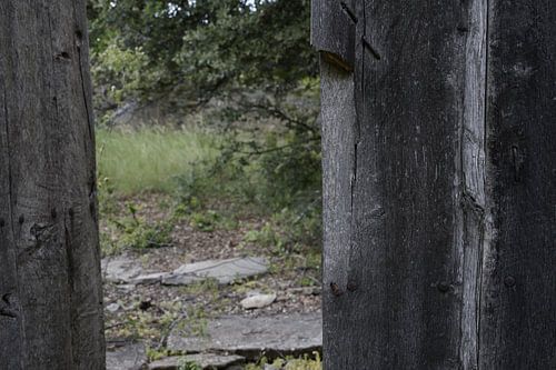 Restanten van een houten tuinhek