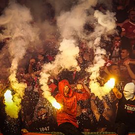 Ultras van CSKA Sofia tijdens de derby tegen Levski Sofia van Sander Wesdijk
