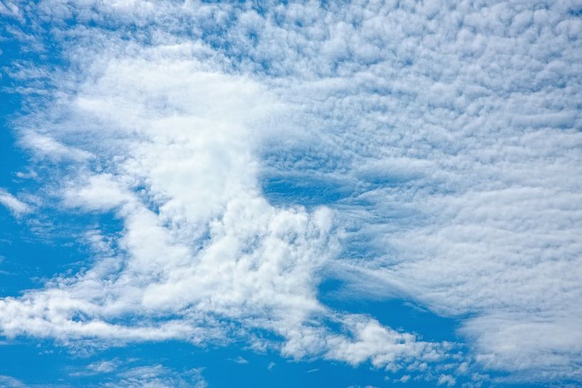 Altocumulus wolken van Jan Brons
