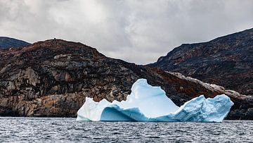 Eisberg vor der felsigen Küste von Westgrönland von Martijn Smeets