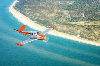 Oldtimer-Flugzeug über dem Strand von Schouwen-Duiveland