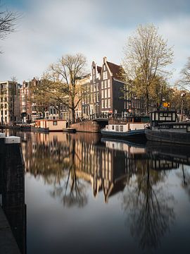 Kanaal en oude huizen in Amsterdam op Prinsengracht