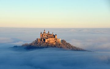 Hohenzollern in een zee van mist van Wiltrud Schwantz