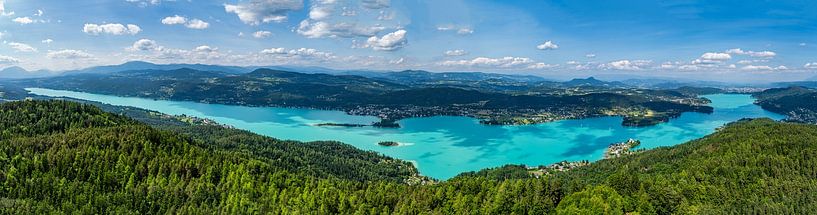 Vue de la tour d'observation Pyramidenkogel sur le lac Woerthersee par Andreas Völkel