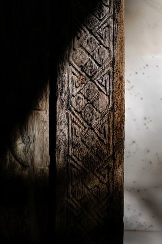 Schönes dunkelbraunes Holzkunstwerk