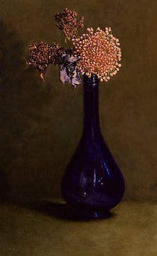 Allium dans un vase bleu sur Bram Stoof