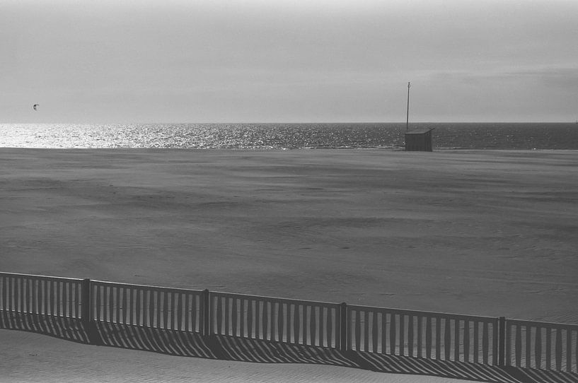 Ein leerer Strand an einem schönen Sommerabend. von Kathy Orbie