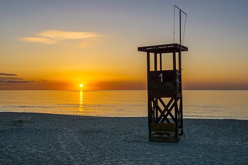 Mallorca, Rustige rode hemel vroege ochtend op strand met badmeester h