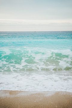 Azuurblauwe zee op een winterochtend van Joep van de Zandt