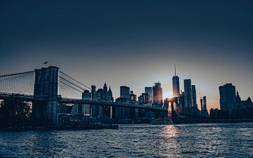 Skyline van New York City bij zonsondergang, Amerika van Patrick Groß