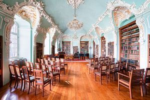 Verlaten Bibliotheek met Piano. van Roman Robroek - Foto's van Verlaten Gebouwen