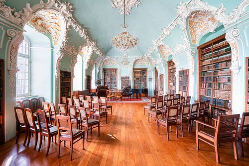 Bibliothèque abandonnée avec piano.