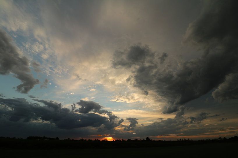 Donkere wolken by Jayne Wilby