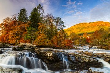 Watervallen van Dochart in de herfst van Daniela Beyer
