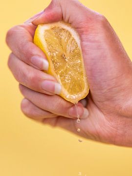 eine Zitrone auspressen