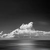 Wolk boven kalme oceaan van Dirk Wüstenhagen
