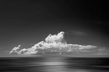 Wolke Über Stillem Ozean von Dirk Wüstenhagen