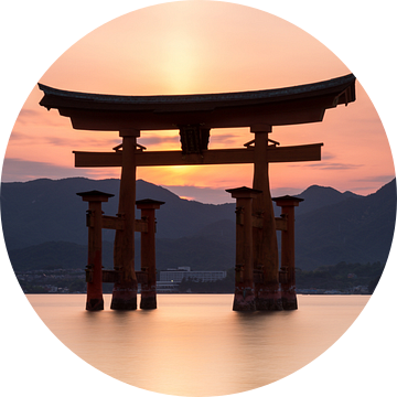 Miyajima eiland-  Itsukushima Floating Torii Gate bij zonsondergang van Marcel van den Bos