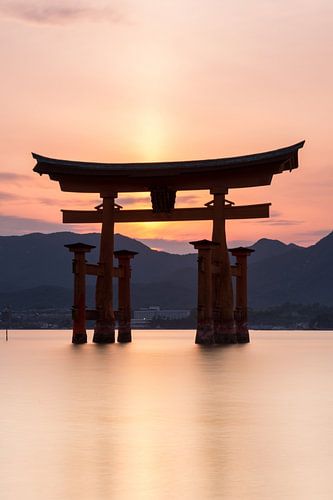 Miyajima eiland-  Itsukushima Floating Torii Gate bij zonsondergang