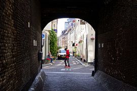 Den Haag tussen schaduw en stadsleven. van Robert Jan Smit