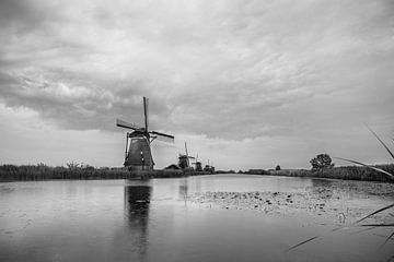 Kinderdijk, noir et blanc avec un ciel menaçant