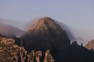 Wolken rondom een rotsige bergtop van Sophia Eerden thumbnail