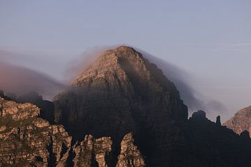 Wolken rondom een rotsige bergtop van Sophia Eerden