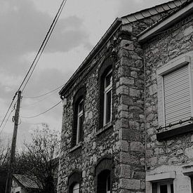 Zwartwit foto van huis in Marchin, Belgische Ardennen van Manon Visser