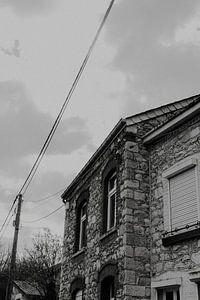 Schwarz-Weiß-Foto eines Hauses in Marchin, belgische Ardennen