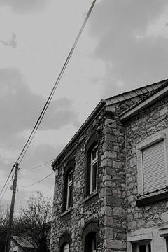 Schwarz-Weiß-Foto eines Hauses in Marchin, belgische Ardennen von Manon Visser