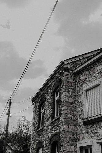 Photo en noir et blanc d'une maison à Marchin, Ardennes belges sur Manon Visser