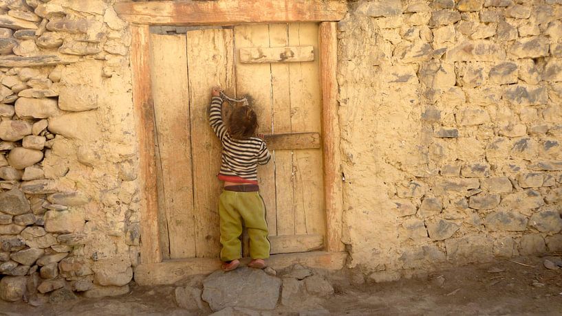 'Jongetje opent deurtje', Kagbeni- Nepal van Martine Joanne