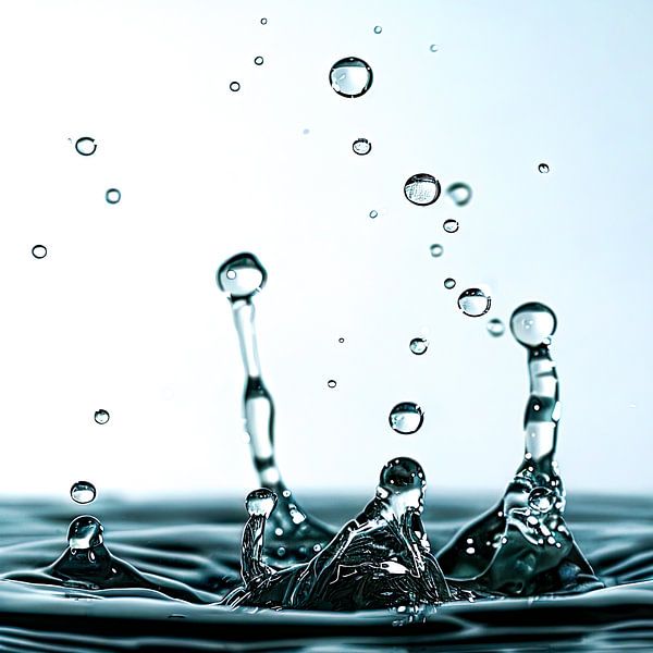 Close-up falling water droplets in water by Vlindertuin-Art
