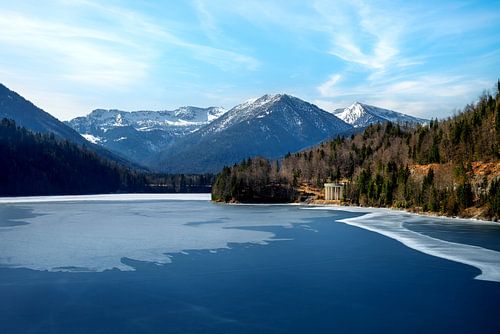 Het gedeeltelijk bevroren Sylvenstein stuwmeer in de lente